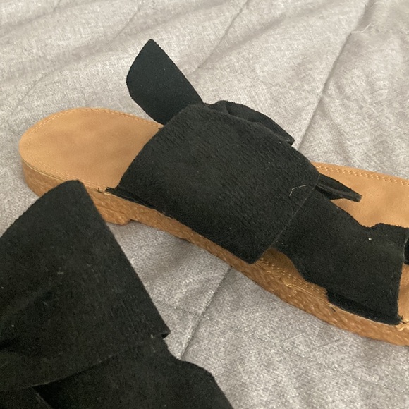 Fashionable black sandals with bow tie design - Picture 3 of 5